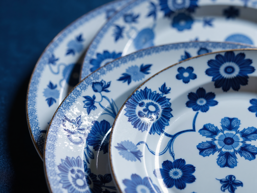 精美中式宴席菜品摆盘，色彩搭配丰富，包含多种传统中式菜肴，精致餐具衬托高端质感